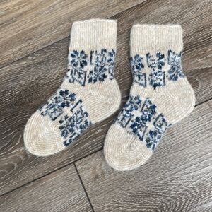 Handmade kids wool/warm/socks 🧦🎄brand new
Host Pick